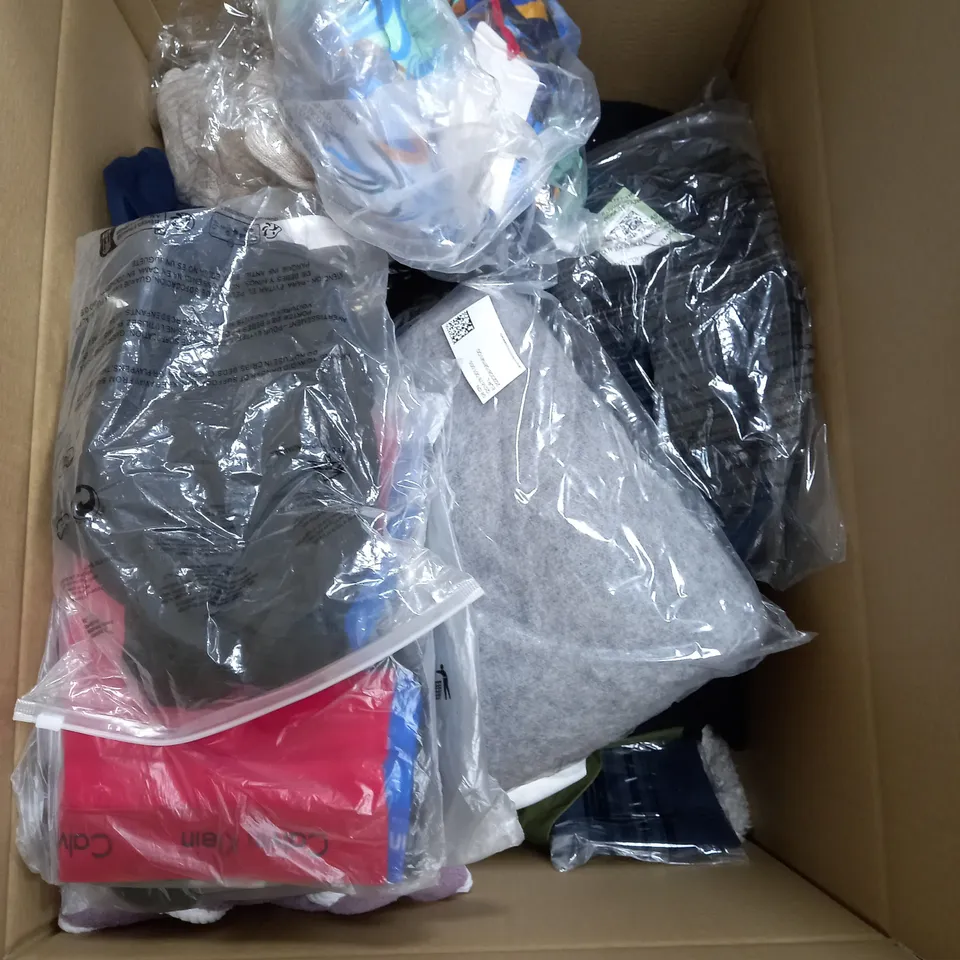 BOX OF APPROXIMATELY 25 ASSORTED CLOTHING ITEMS TO INCUDE - T-SHIRT - BELT - SOCKS - ETC
