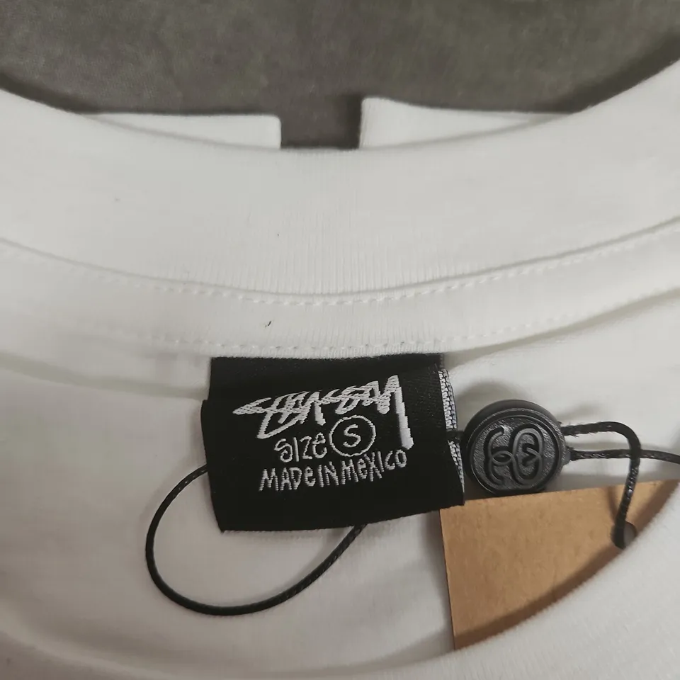 STÜSSY WHITE T-SHIRT WITH BLACK SIGNATURE LOGO – SIZE S (UK)
