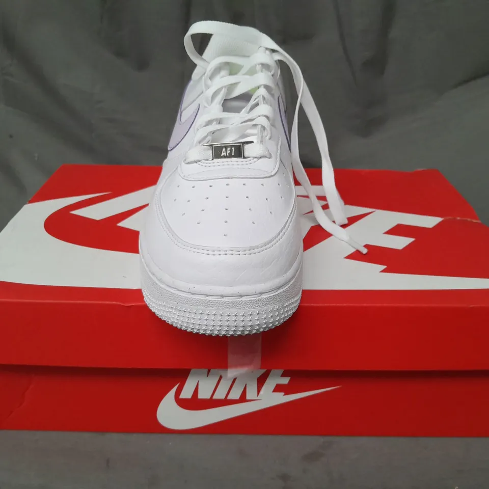 BOXED PAIR OF NIKE AIR FORCE 1 '07 SHOES IN WHITE/PINK UK SIZE 5.5