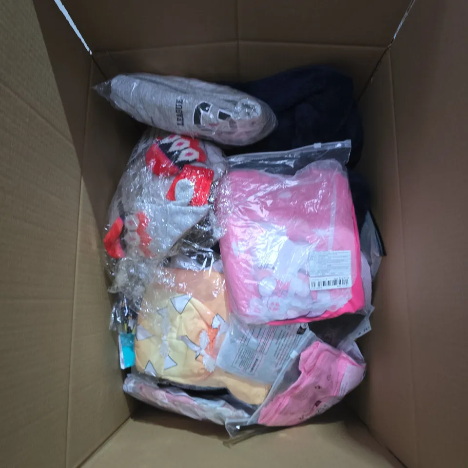 BOX OF APPROXIMATELY 25 KIDS CLOTHING ITEMS INCLUDING:WHITE FUR COAT WITH STARS, BLUE PUFFER AND PINK RAINCOAT