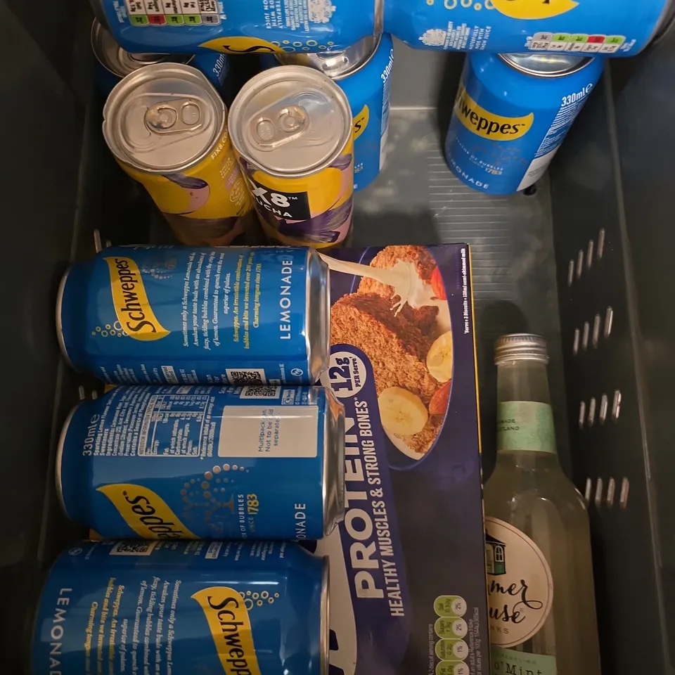 APPROXIMATELY 10 ASSORTED FOOD/DRINK PRODUCTS TO INCLUDE BUENO, LEMONADE, BEEF RAVIOLI ETC 