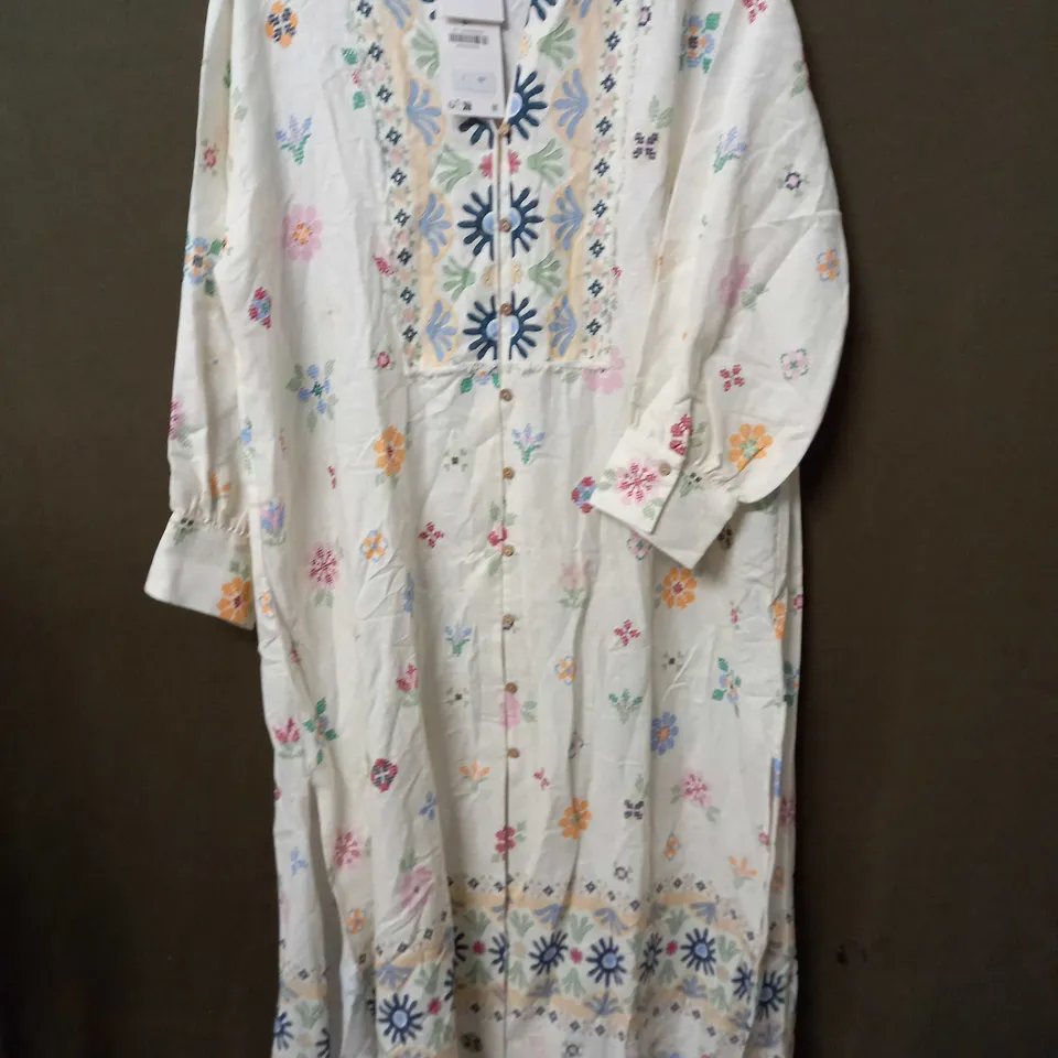 ZARA LONG SLEEVE MAXI DRESS IN FLORAL DESIGN IN WHITE - SMALL