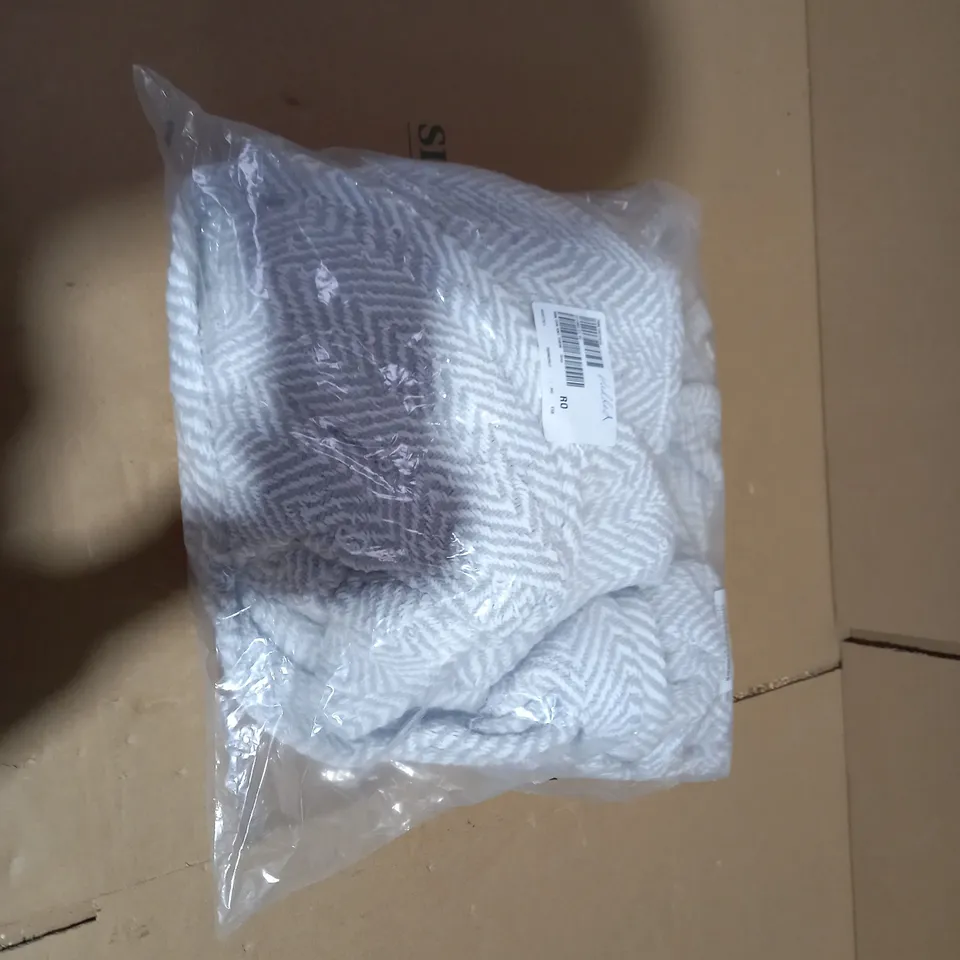 KINTTED THROW IN GREY/WHITE 