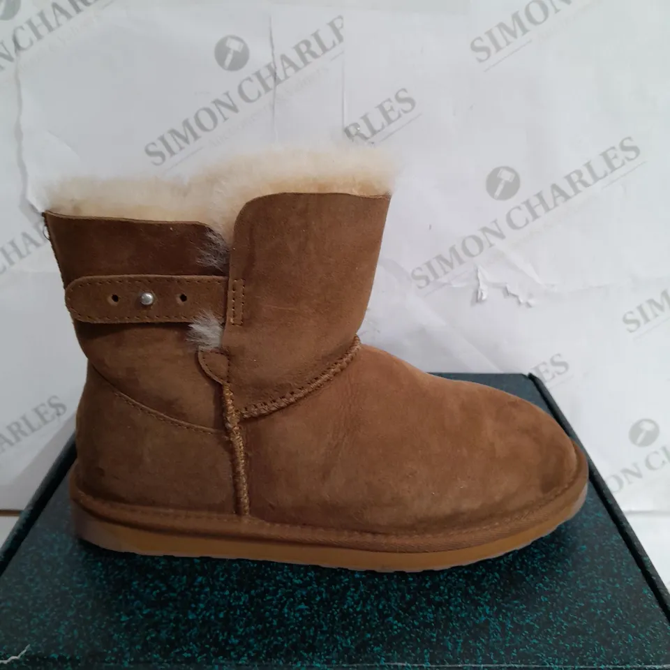 BOXED PAIR OF EMU AUSTRALIA SUMMERLANDS BOOTS BROWN SIZE 6