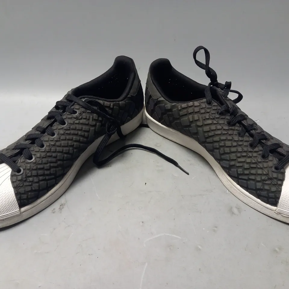 PAIR OF ADIDAS SHOES IN BLACK/PEARLESCENT UK SIZE 10.5
