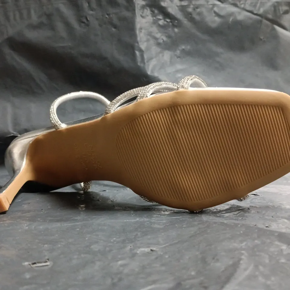 BOXED PAIR OF NEW LOOK COMFORT OPEN TOE STILETTO HEEL SANDALS IN METALLIC SILVER W. DIAMANTE EFFECT SIZE 7