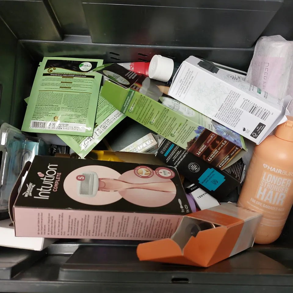 BOX OF APPROX 15 COSMETIC ITEMS TO INCLUDE OLAPLEX 4-IN-1 MOISTURE MASK, SEBASTIAN HYDRE SHAMPOO, SKINIRI SHEA SILK MOUSSE