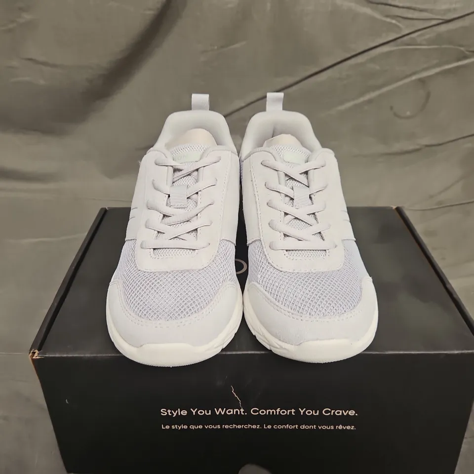 BOXED VIONIC AVIA TRAINERS - UK SIZE 3