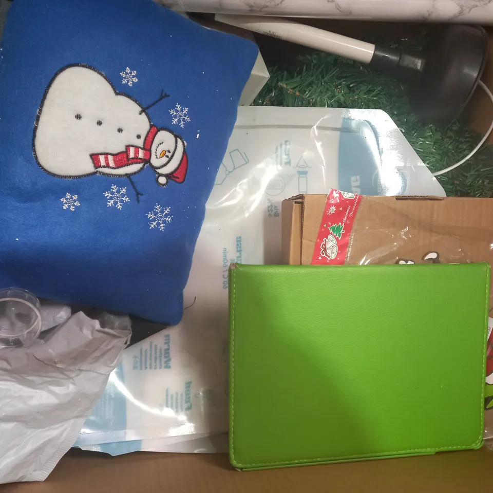 BOX OF APPROXIMATELY 20 ASSORTED HOUSEHOLD ITEMS TO INCLUDE HOT WATER BOTTLE, WINTER FOREST MUG, UNION JACK FLAG BUNTING, ETC