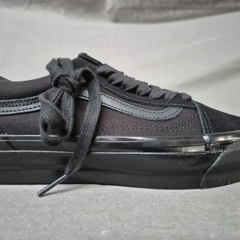 BOXED PAIR OF VANS OLD SKOOL SHOES IN BLACK UK SIZE 5.5