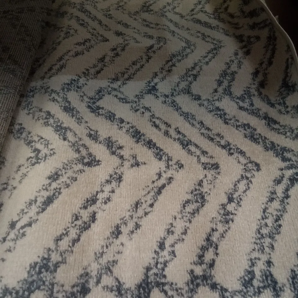 LORELAI BLUE/WHITE RUG 5'X7'5"