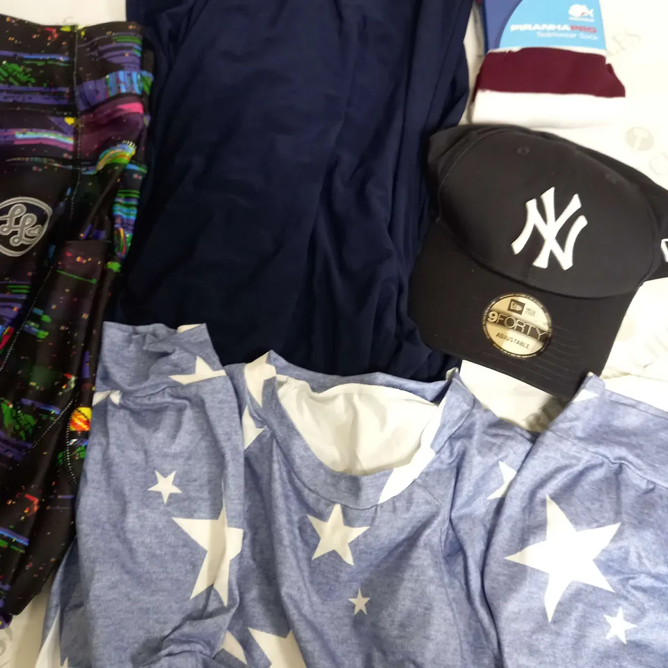 BOX OF APPROXIMATELY 25 ASSORTED CLOTHING ITEMS TO INCUDE - HAT , SOCKS , TROUSERS ETC