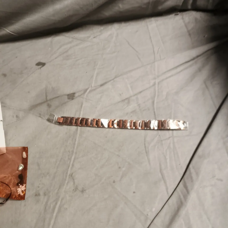 APPROXIMATELY 30 ASSORTED ITEMS OF JEWELLERY 