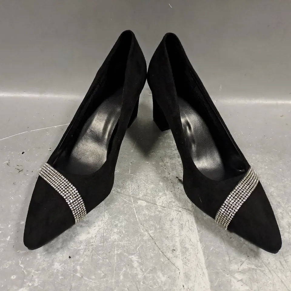 BOXED PAIR OF UNBRANDED POINTED TOE BLOCK HEEL SHOES IN BLACK W. DIAMANTE EFFECT EU SIZE 38