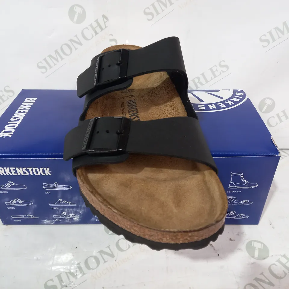 BOXED PAIR OF BIRKENSTOCK ARIZONA BS OPEN TOE SANDALS IN BLACK UK SIZE 9