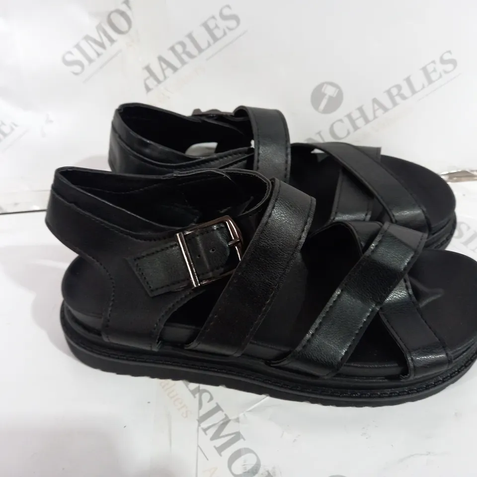 UNBANDED BLACK SANDLES SIZE 41