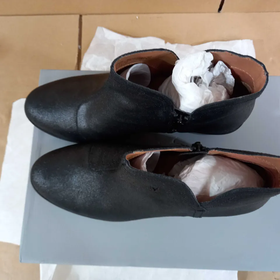 VIONIC ORTHOTIC FELICITY LIV ANKLE BOOTS - METALLIC BLACK - SIZE 6.5