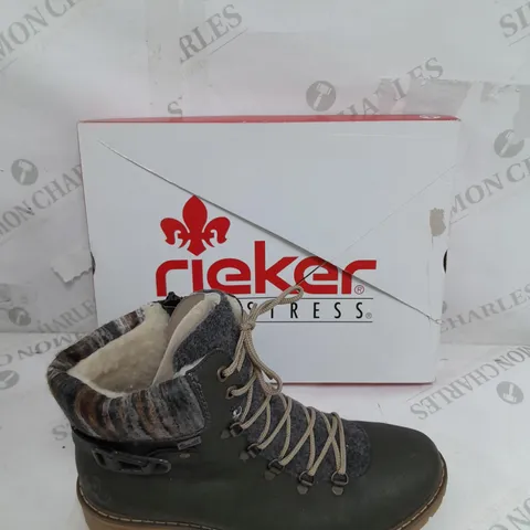 BOXED PAIR OF RIEKER CUFF DETAIL WATER RESISTANT BOOTS IN GREEN SIZE 6.5