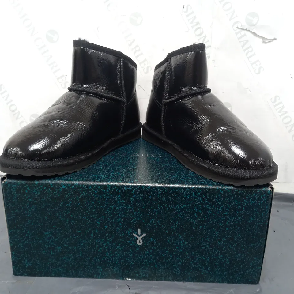 BOXED PAIR OF EMU AUSTRALIA SHOES IN GLOSSY BLACK SIZE 6