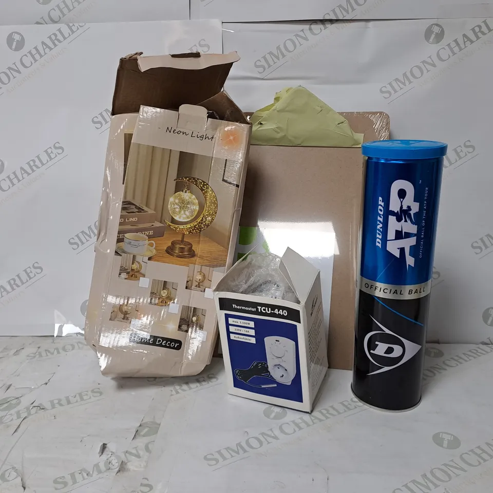 APPROXIMATELY 20 ASSORTED ITEMS TO INCLUDE NEON LIGHT DÉCOR, DUNLOP OFFICIAL ATP OFFICIAL TENNIS BALLS, CLIPBOARD, THERMOSTAT 
