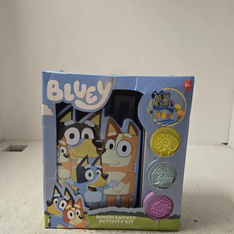 BLUEY DOUGH BUCKET ACTIVITY KIT – BOXED
