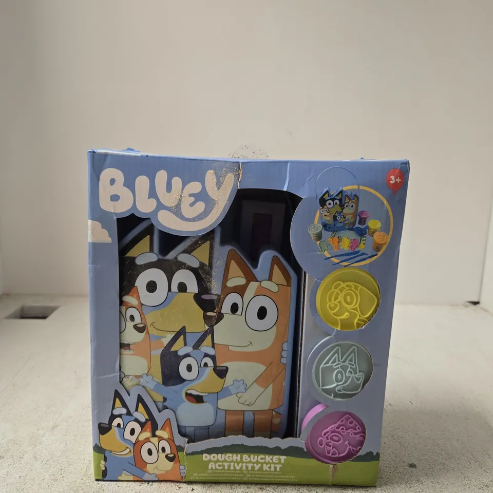 BLUEY DOUGH BUCKET ACTIVITY KIT – BOXED