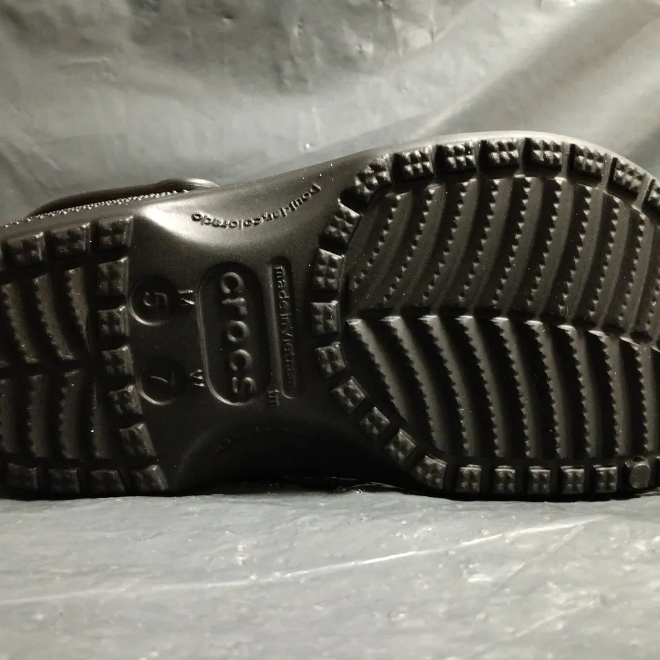 PAIR OF CROCS CLASSIC CLOGS IN BLACK SIZE UK M4/W5