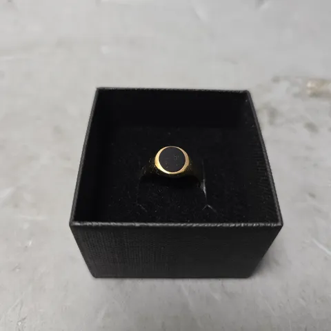 THE LOVE COLLECTION 9CT GOLD ROUND ONYX SIGNET RING - SIZE UNSPECIFIED 