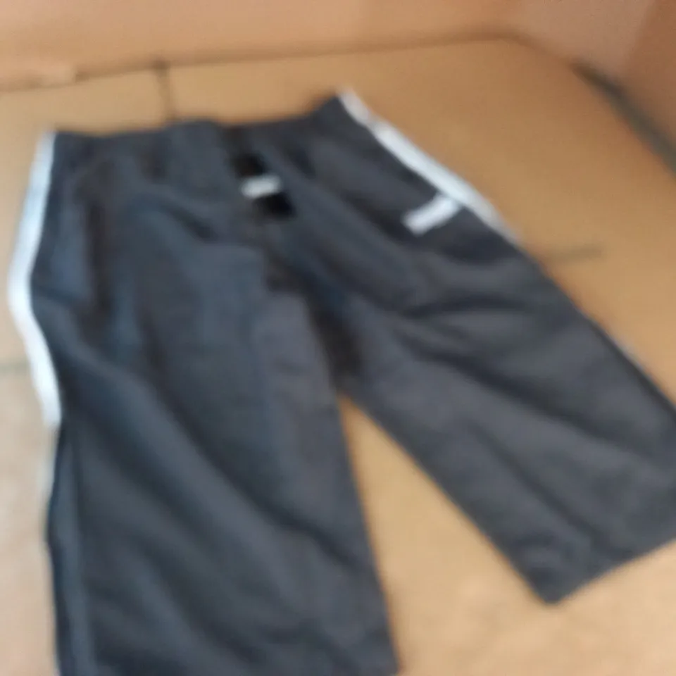LONSDALE 3/4 PANTS IN CHARCOAL - LARGE