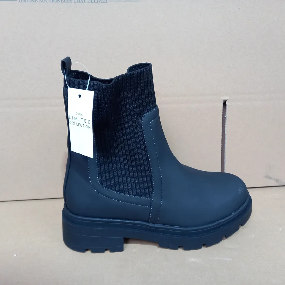 PAIR OF SIZE 5 YOURS BLACK BOOTS 