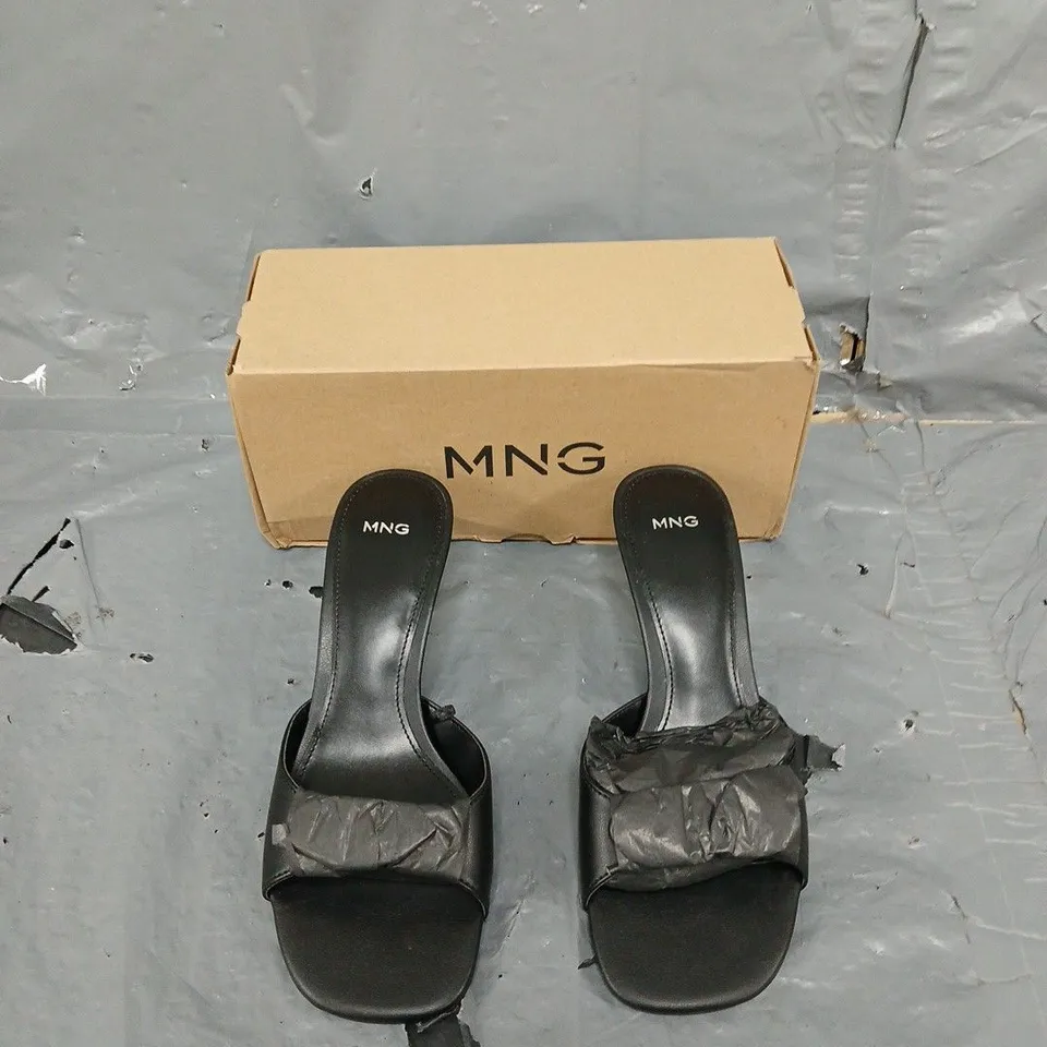 BOXED PAIR OF MANGO BLACK TOE SANDALS UK 3 