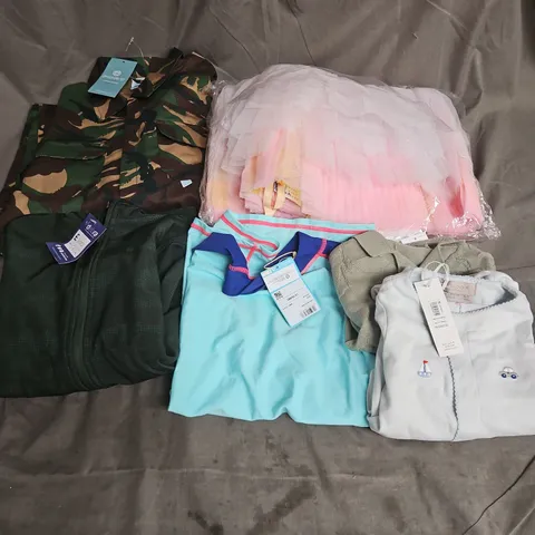 BOX OF APPROXIMATELY 30 ASSORTED KIDS CLOTHING ITEMS TO INCUDE - COVERALL, JACKET, RASH VEST, ETC