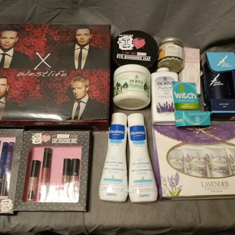 LOT OF APPROXIMATELY 30 ASSORTED HEALTH AND BEAUTY ITEMS TO INCLUDE WESTLIFE GIFT SET, MUSTELA CLEANSING GEL AND LIP GLOSS SET