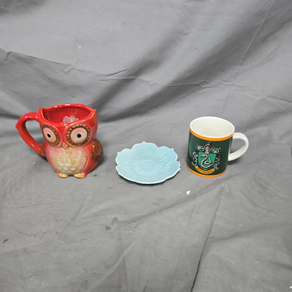 TOTE OF APPROXIMATELY 7 HOUSEHOLD KITCHENWARE ITEMS TO INCLUDE MUGS AND A FLOWER DISH 