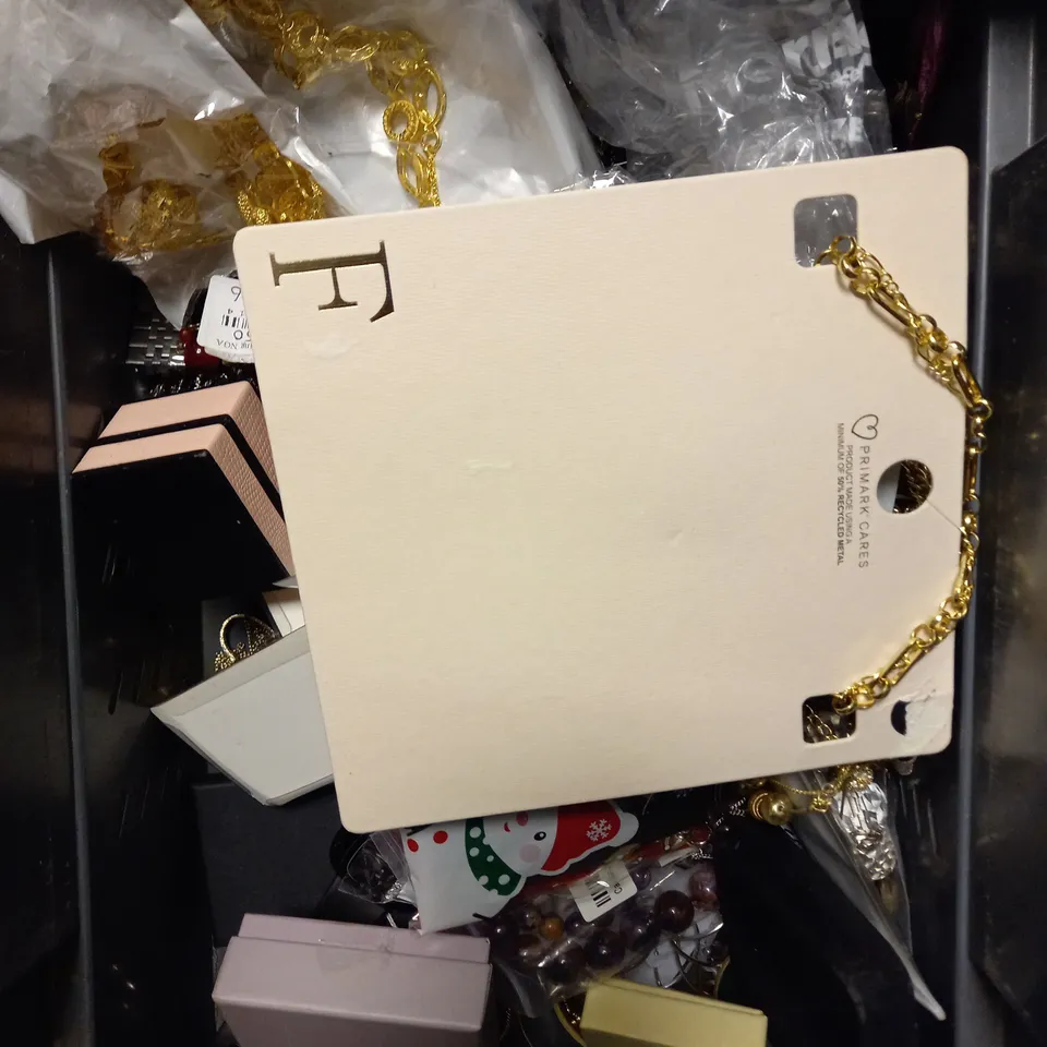 APPROXIMATELY 30 ASSORTED JEWELLERY PRODUCTS TO CONTAIN RINGS, NECKLACES, WATCHES ETC 