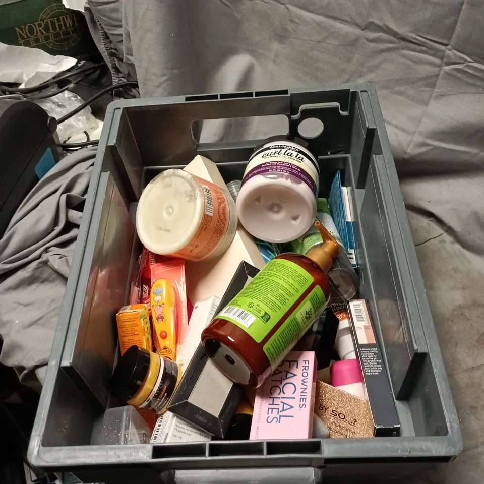 APPROXIMATELY 20 X ASSORTED COSMETIC ITEMS TO INCLUDE MAYBELLINE, NO7 EYESHADOW STICK, CURL ENHANCING SMOOTHIE, CURL LA LA, MORINGA AND AVOCADO POWER GREENS CONDITIONER ETC