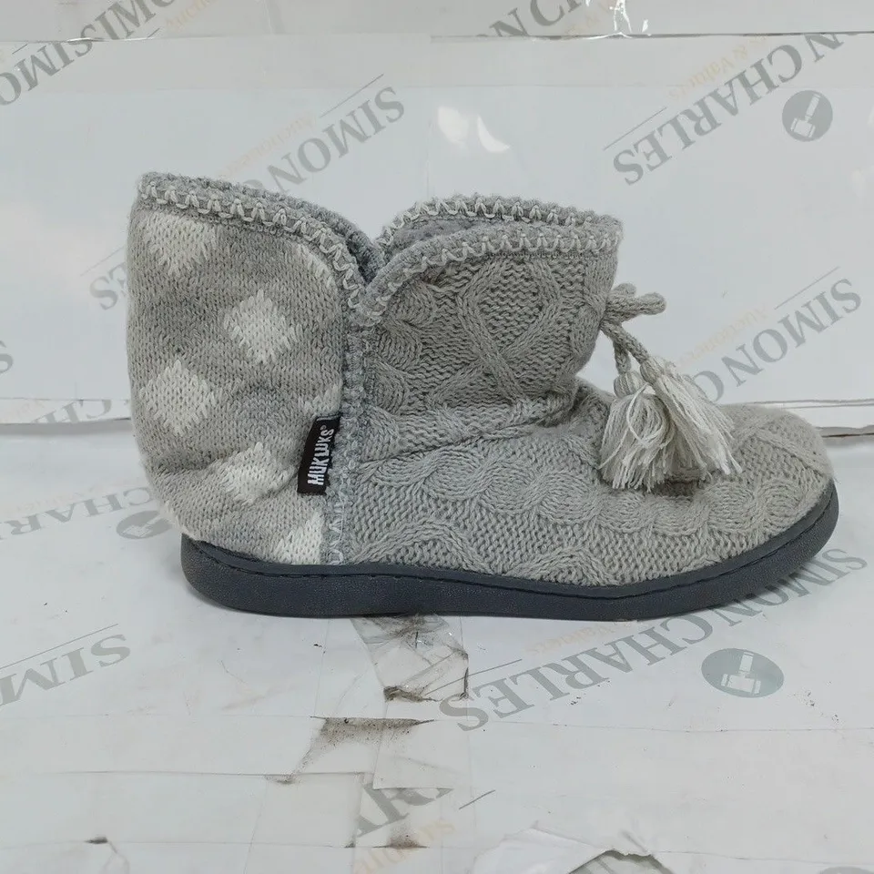 PAIR OF MUK LUKS LINA SLIPPER BOOTS IN MEDIUM GREY - UK SIZE 9