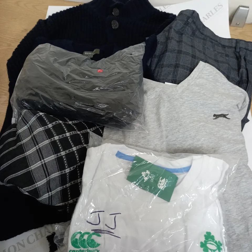 APPROXIMATELY 7 CLOTHING ITEMS INCLUDING SHORTS, T-SHIRTS, SHIRTS AND JUMPERS