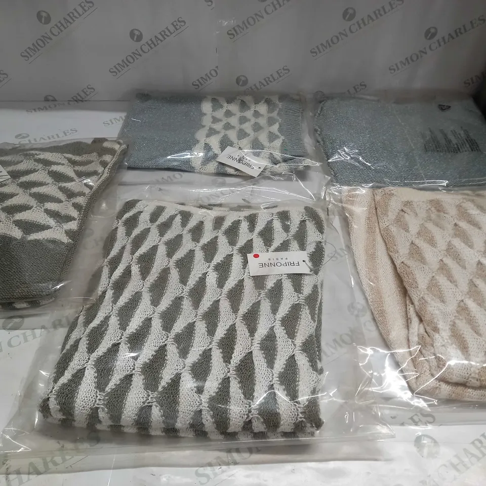 APPROXIMATELY 5 ASSORTED CLOTHING ITEMS IN VARIOUS SIZES AND COLOURS TO INCLUDE JUMPERS, SWEATERS, ETC