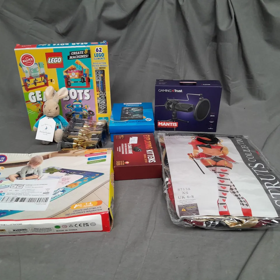 LARGE QAUNTIITY OF ASSORTED TOYS TO INCLUDE TEDDIES, LEGO AND FANCY DRESS