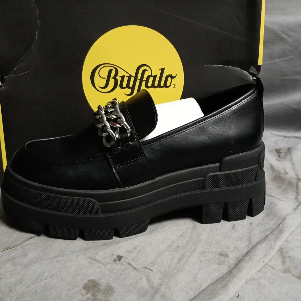 BUFFALO LONDON BLACK LEATHER LOAFERS WITH CHAIN DETAIL IN BLACK – UK 5 (EU 38)