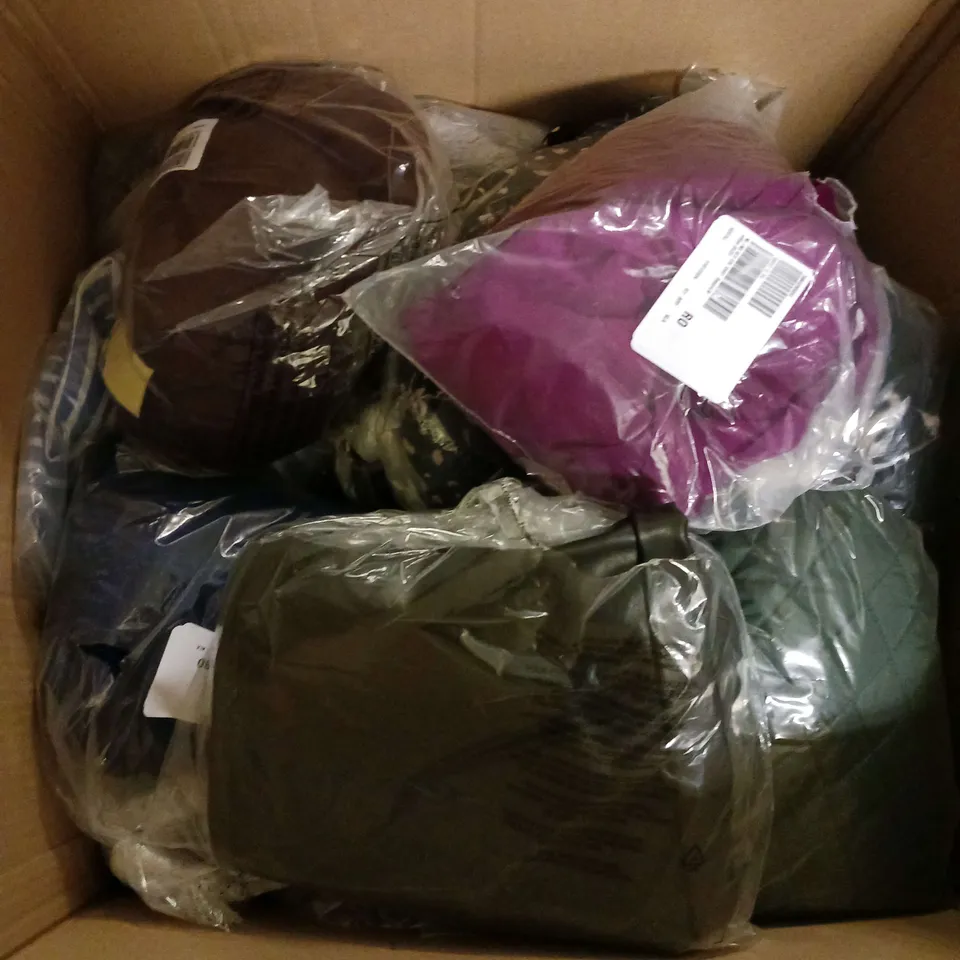 APPROXIMATELY 20 LADIES CLOTHING ITEMS TO INCLUDE JEANS AND SHIRTS