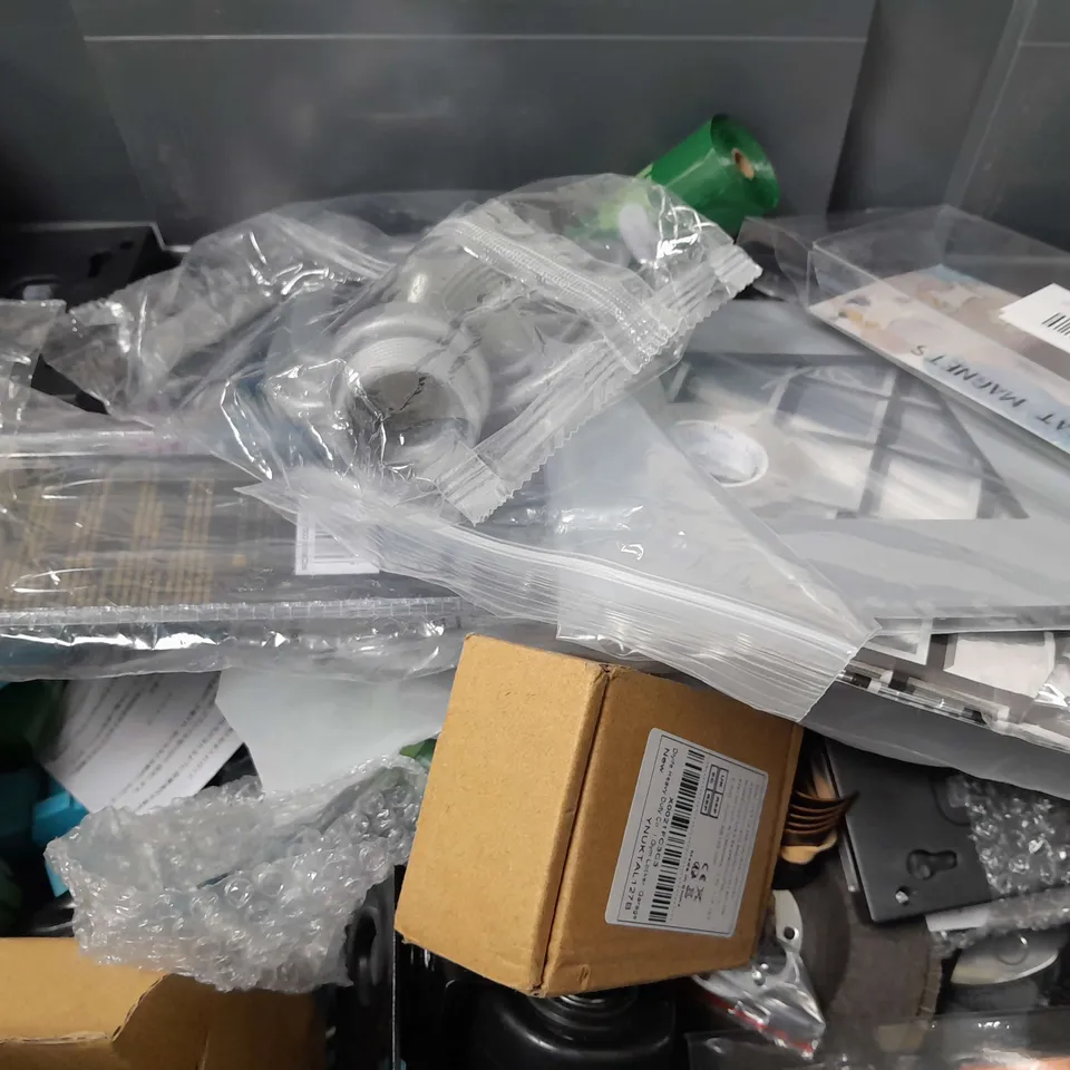 BOX OF APPROXIMATELY 12 ASSORTED ITEMS TO INCLUDE - KEYCHAIN LIGHT , UNIVERSAL BAG CHIPS , APOLLO FLEXI PAPER STRAWS ETC
