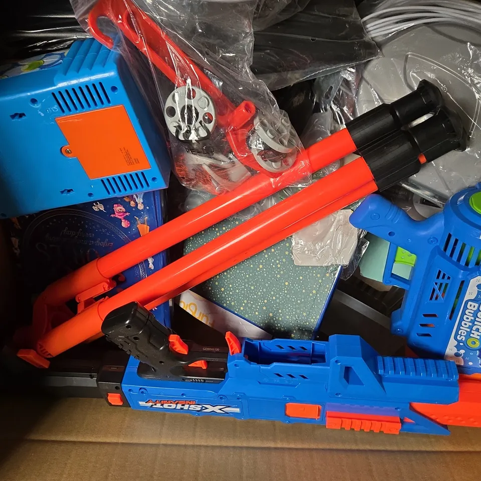 APPROXIMATELY 12 ASSORTED ITEMS TO INCLUDE DISNEY 365 STORIES BOOK, XSHOT INSANITY TOY GUN, BUBBLZ MAKER, ETC - COLLECTION ONLY