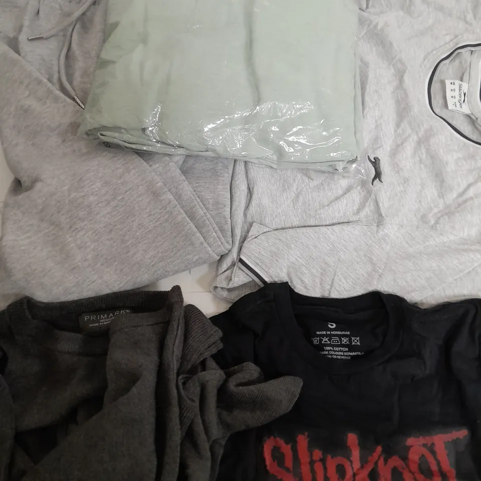 BOX OF APPROXIMATELY 22 ASSORTED CLOTHING ITEMS TO INCUDE - JOGGING PANTS - T-SHIRTS - JUMPER ETC