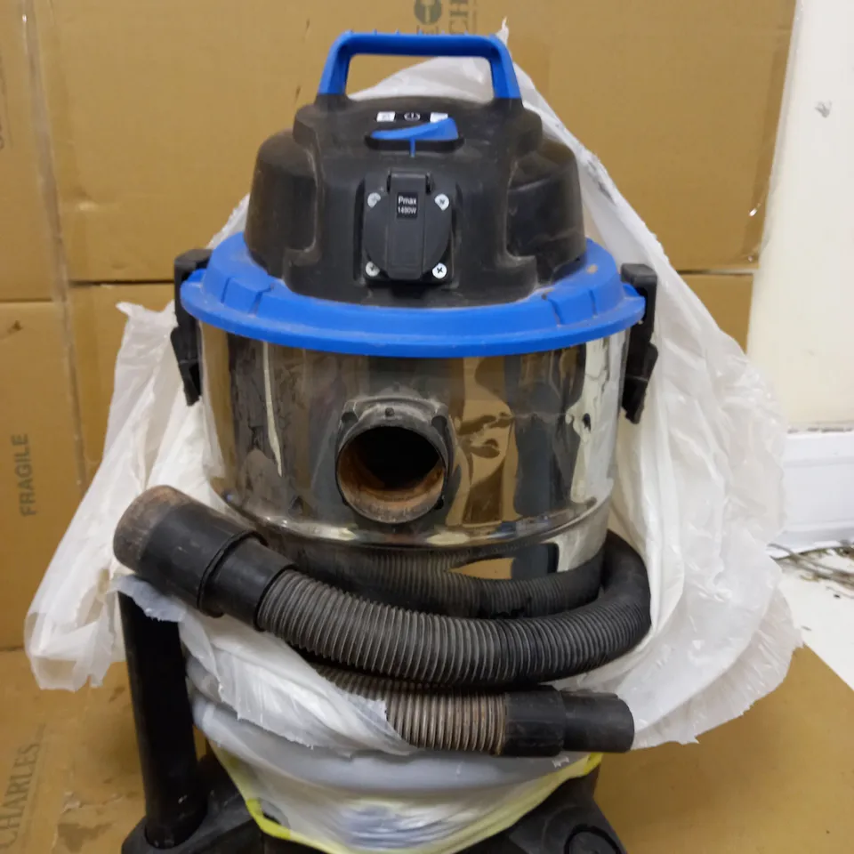VACMASTER WET AND DRY VACUUM CLEANER 