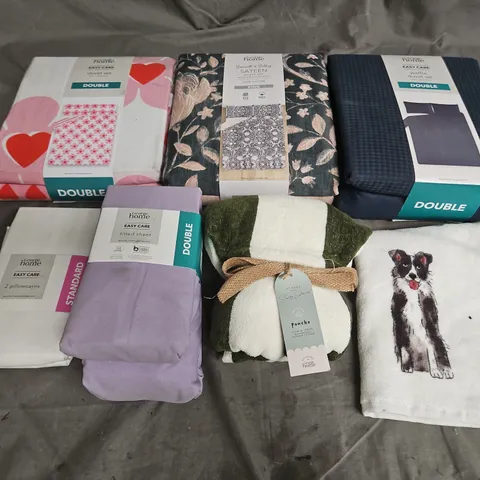 BOX OF APPROXIMATELY 12 ASSORTED BEDDING & SOFT FABRICS ITEMS TO INCLUDE - PILLOWCASES - DUVET SETS - PONCHO