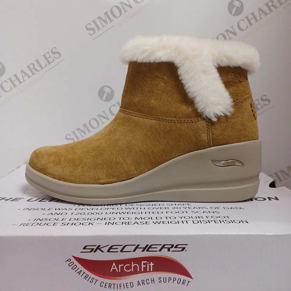 BOXED SKECHERS ARCH FIT RISE CHUGGA WEDGE BOOTS, CHESTNUT - SIZE 4
