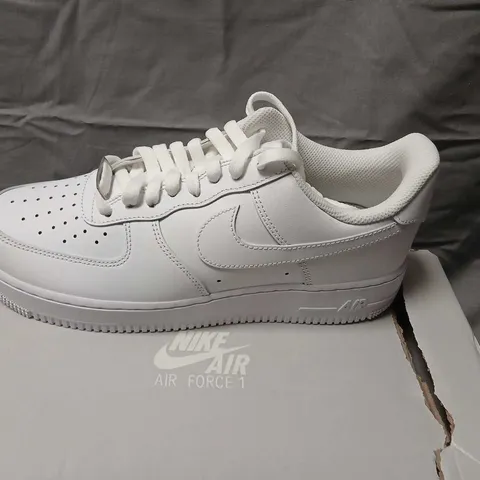 NIKE AIR FORCE 1 '07 WHITE SNEAKERS SIZE 9
