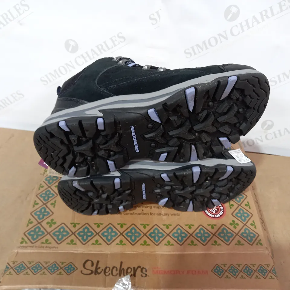 BOXED PAIR OF SKECHERS BLACK BOOTS - SIZE 5